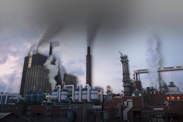 Завод з опитування на яскравому небі, з деякими 3d ефектами, щоб підкреслити дим і будівлі
. - Фото, зображення