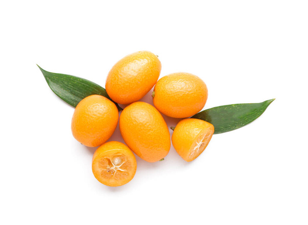 Saborosa fruta kumquat no fundo branco
 - Foto, Imagem