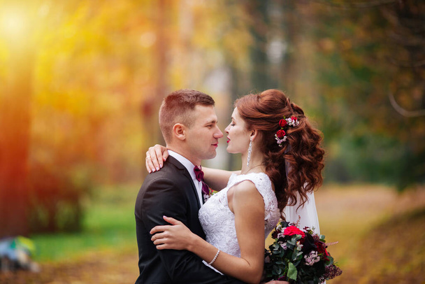 公園の花嫁と新郎。緑の森の結婚式で新郎。カップル - 写真・画像
