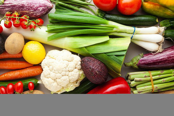 Eve servis için bir sürü farklı renkte taze sebze. Pankart reklamı - Fotoğraf, Görsel