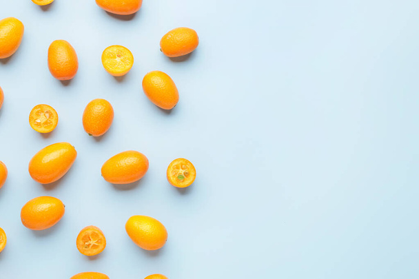 Gustoso frutto kumquat su sfondo di colore
 - Foto, immagini