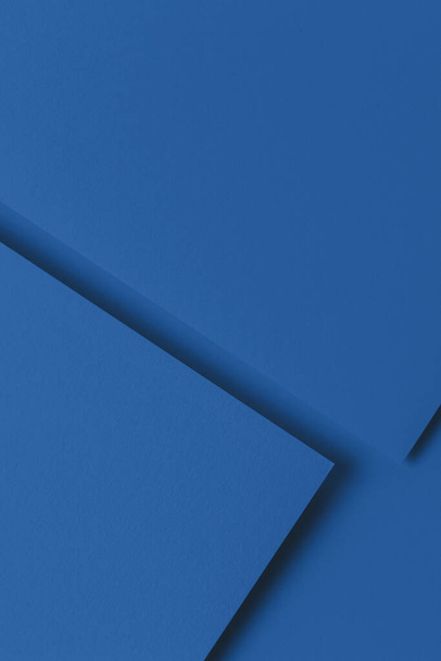 Fondo abstracto de textura de papel creativo monocromo. Mínimas formas geométricas y líneas en color azul clásico
 - Foto, Imagen