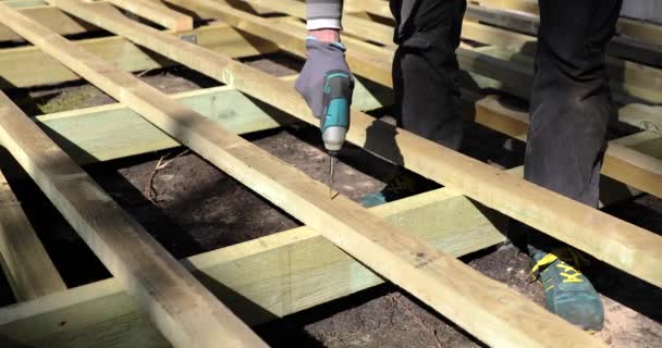 robotnik budowlany budynek drewniana rama tarasu tarasu tarasu tarasowego - Materiał filmowy, wideo