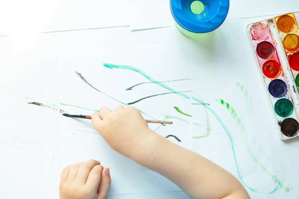 Petit créatif, il peint dans sa chambre. Jeux éducatifs pour les enfants d'âge préscolaire
 - Photo, image