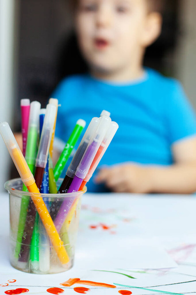Kreativer Junge, malt in seinem Zimmer. Lernspiele für Vorschulkinder - Foto, Bild