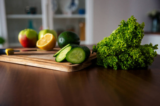 Composición con verduras y frutas orgánicas crudas. Dieta de desintoxicación
 - Foto, imagen