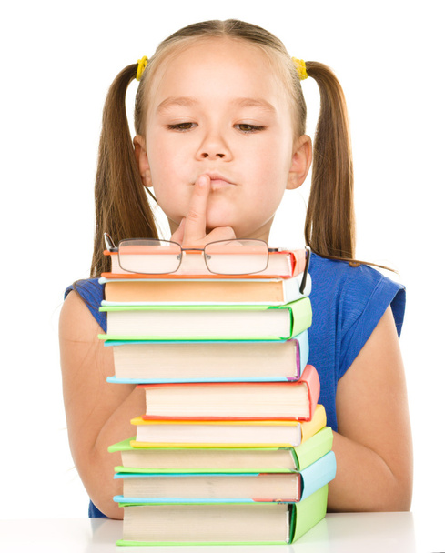 Маленькая девочка показывает свои книги
 - Фото, изображение