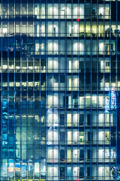 moderno edificio de oficinas por la noche
 - Foto, Imagen