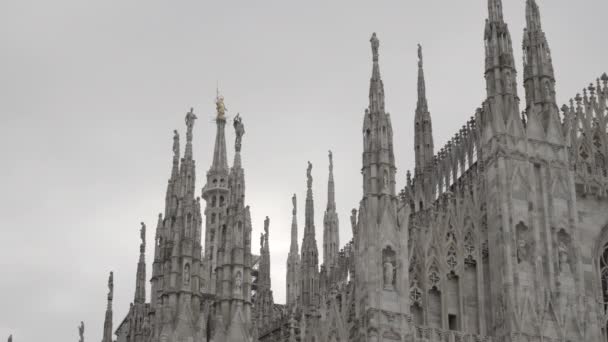 İtalya, Milan 'daki Duomo katedralindeki sanat ve heykellerin ayrıntıları. İtalya 'nın Milano şehrinde ünlü dini yapı, anıt ve simge. - Video, Çekim
