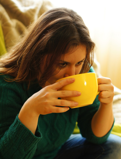 schöne Frau trinkt Tee - Foto, Bild
