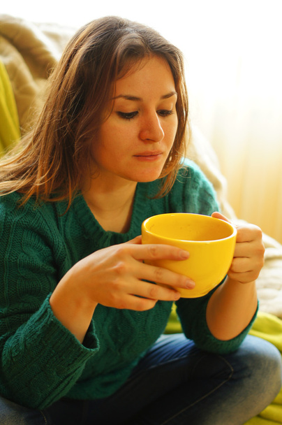 Beautiful woman drinking tea - Foto, Bild