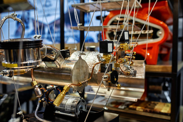 Das Modell der internen Einheiten der Kaffeemaschine. Der Stand der demontierten Kaffeemaschine - Foto, Bild