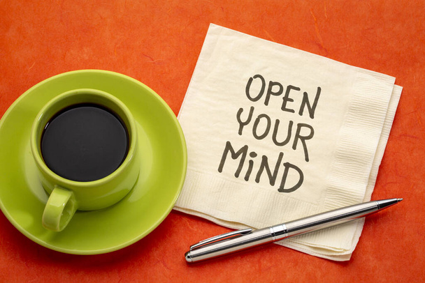 öffnen Sie Ihren Geist inspirierende Note - Handschrift auf Serviette mit einer Tasse Kaffee, persönliches Wachstum, Selbstverbesserung und Entwicklungskonzept - Foto, Bild