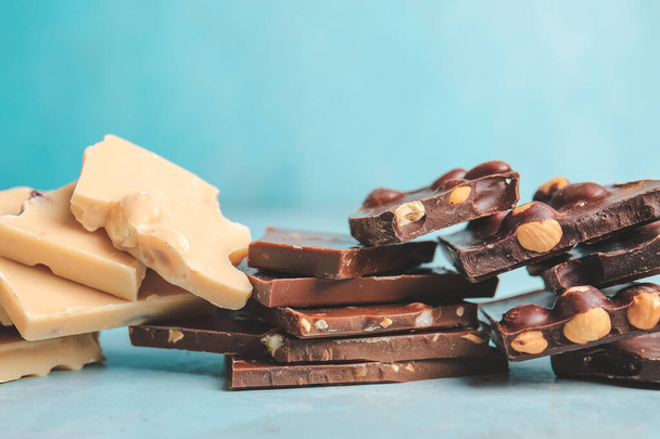 甘いチョコレートとナッツの上にカラーテーブル - 写真・画像
