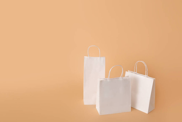 Paper shopping bags on color background - Foto, imagen