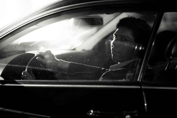 portrét hezký řidiče při pohledu přes boční okna - Fotografie, Obrázek