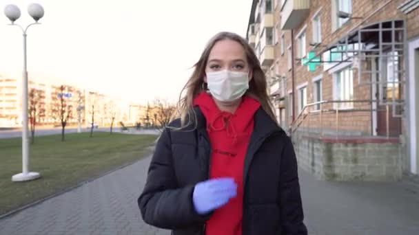 Virus mask woman on streetwhich walks around the city wearing face protection in prevention for coronavirus covid 19. Lady walking in public space on quarantine for food 4k - Кадры, видео