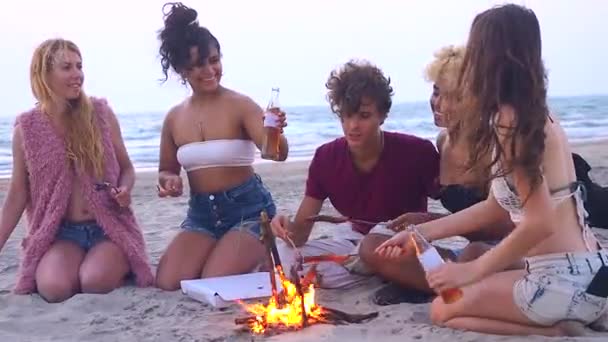 multi-ethnische glückliche Gruppe von fünf Freunden macht Grillwürste Sommer Strand schönen Sonnenuntergang - Filmmaterial, Video