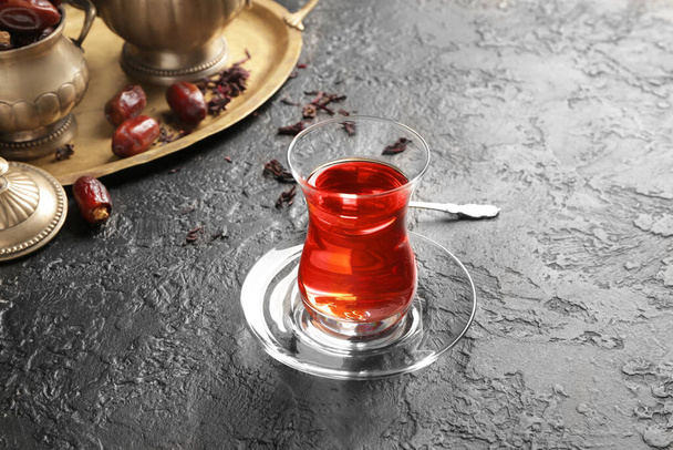Verre de thé turc savoureux sur fond sombre - Photo, image