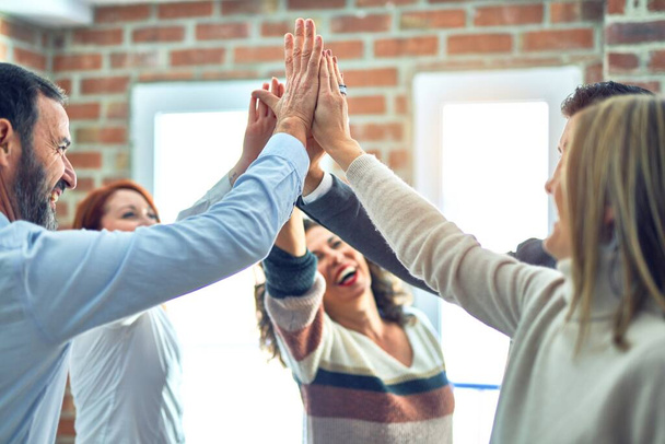 Група бізнесменів, що стоять руками разом, піднявшись п'ятьма в офісі
 - Фото, зображення