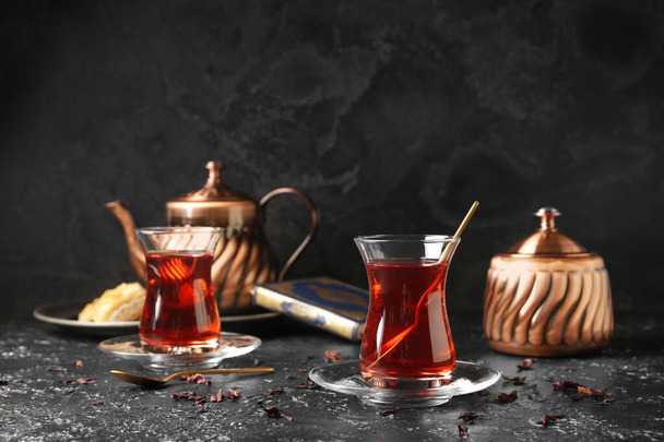 Lunettes de thé turc savoureux sur fond sombre
 - Photo, image