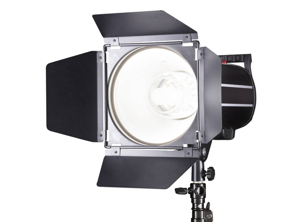 Studio fotograficzne flash izolowane na białym tle z lampą. - Zdjęcie, obraz