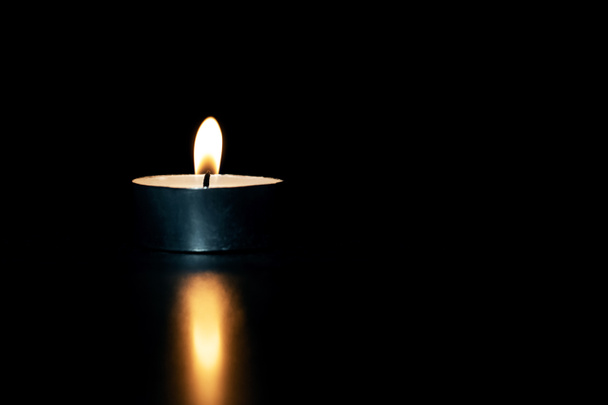 Brennende Kerze im Dunkeln mit Reflexion, Kopierraum - Foto, Bild