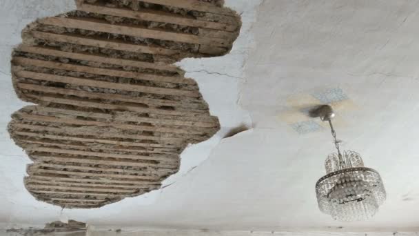 ヴィンテージの家に古い粘土屋根の天井を崩壊 - 映像、動画