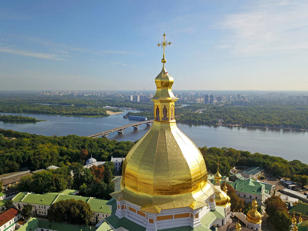 Légi felvétel. Kereszt kupoláján Kijev Pechersk Lavra a háttérben a Dnyeper folyó - Fotó, kép