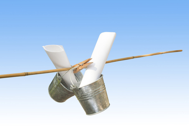 Два гальванизированных ведра, прикрепленных к бамбуковой палочке
 - Фото, изображение