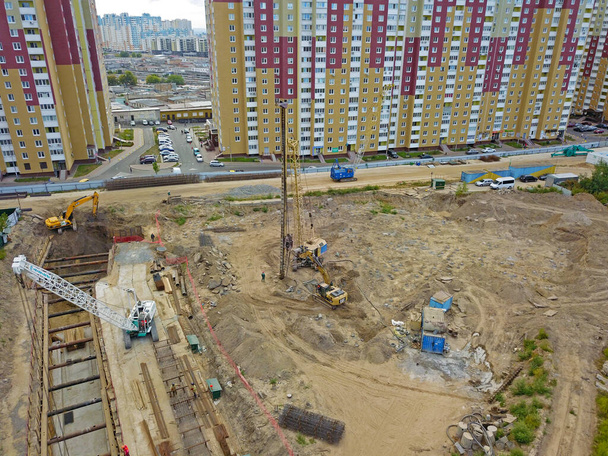 Vista aérea con aviones teledirigidos. Complejo de construcción cerca de la moderna zona residencial de Kyiv   - Foto, imagen