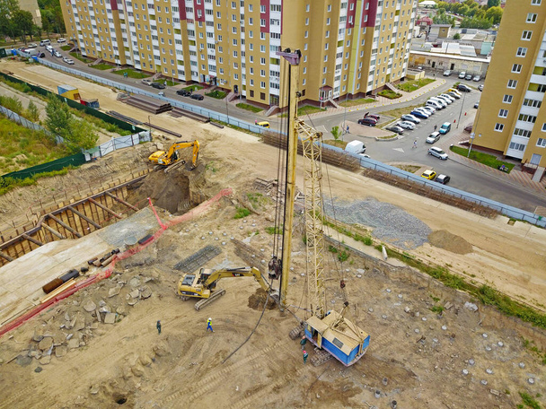 Vista aérea con aviones teledirigidos. Complejo de construcción cerca de la moderna zona residencial de Kyiv   - Foto, imagen