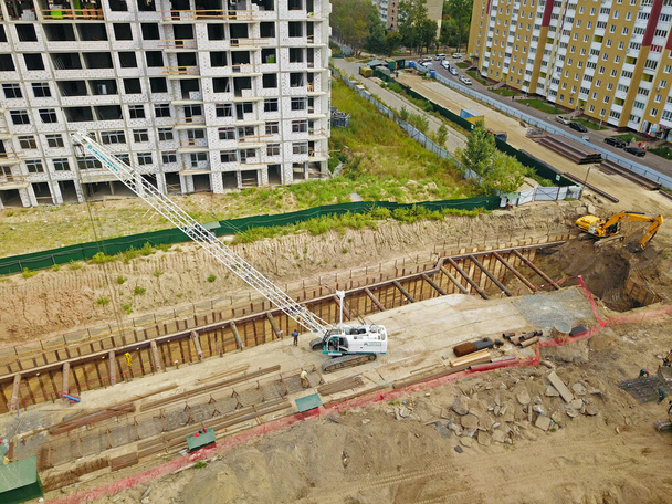 Vista aérea con aviones teledirigidos. Complejo de construcción cerca de la moderna zona residencial de Kyiv   - Foto, Imagen