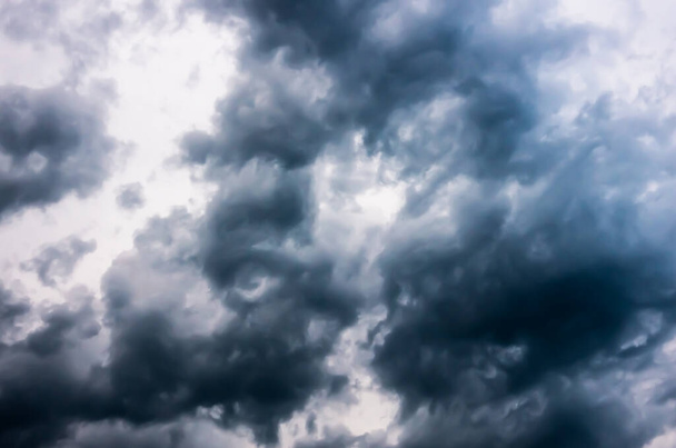 Dramatische Gewitterwolken am dunklen Himmel, natürlicher Hintergrund - Foto, Bild