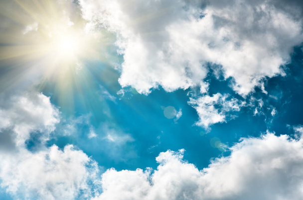 Τα σύννεφα στον γαλάζιο ουρανό και τον ήλιο, φυσικό υπόβαθρο - Φωτογραφία, εικόνα