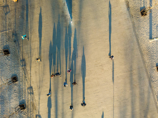Légi felvétel. A járókelők árnyéka ősszel a téren - Fotó, kép