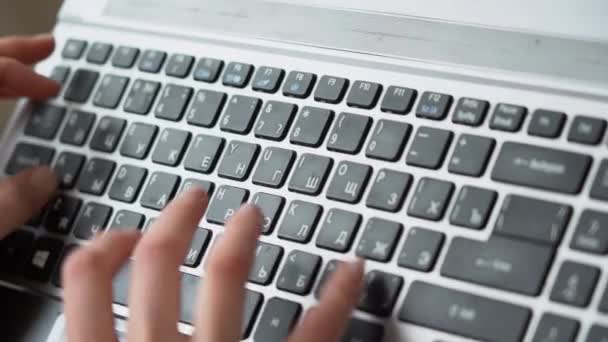 Weibliche dünne Hände tippen auf der Laptop-Tastatur eine E-Mail aus nächster Nähe. Frau am Computer, arbeitet mit Notebook. Kein Gesicht. Fernarbeit in Quarantäne durch Coronavirus-Bedrohung. Isolationskonzept - Filmmaterial, Video