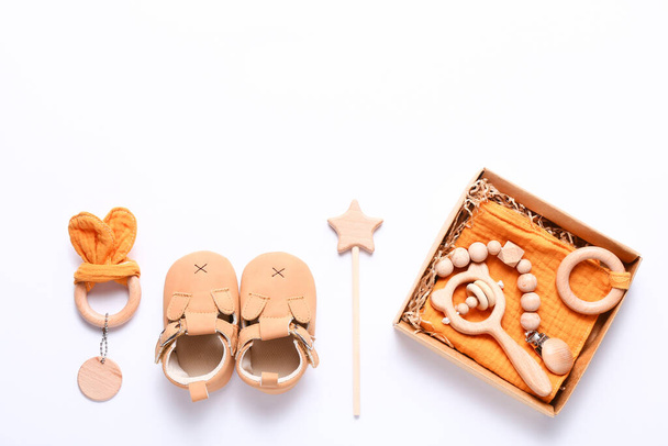 Set di scarpe per bambini, giocattoli e accessori su sfondo bianco. Roba da neonati. Posa piatta, vista dall'alto
 - Foto, immagini