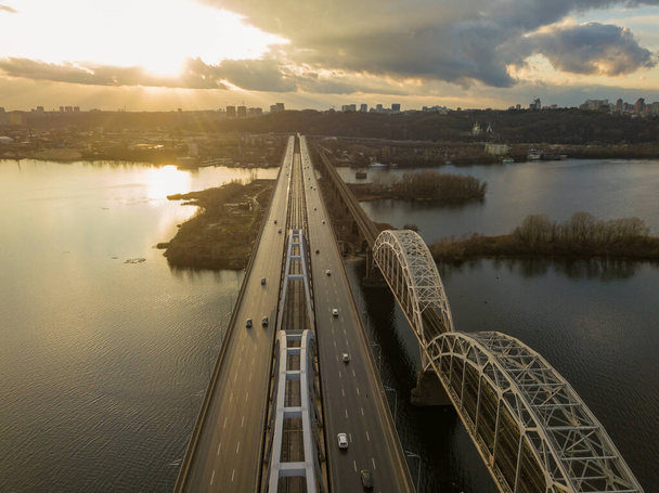 Ponte moderna sobre o rio durante o pôr do sol. Vista aérea de drones
 - Foto, Imagem