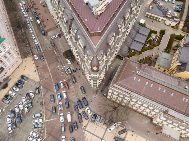 Carros no estacionamento. Vista aérea de drones
 - Foto, Imagem