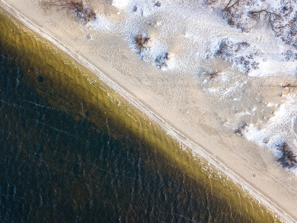 Krásný výhled na břeh řeky v zimě. Zobrazení leteckých dronů - Fotografie, Obrázek