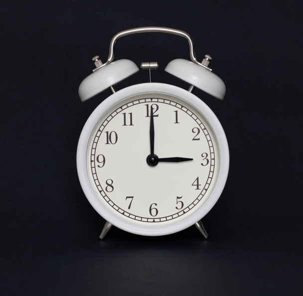 Old-style alarm clock, black and white, it's three o'clock. - 写真・画像
