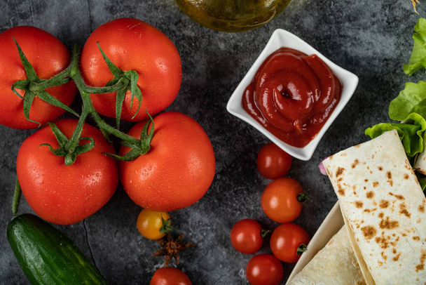 Tomates rojos frescos y salsa de kétchup
 - Foto, Imagen