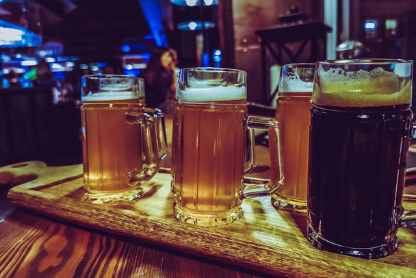 Bier en snacks in een prachtige pub - Foto, afbeelding