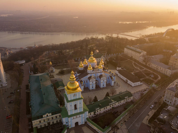 Luchtdrone zicht. St. Michaels Kathedraal in Kiev - Foto, afbeelding