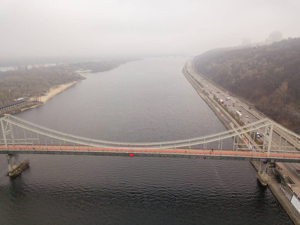 Letecký pohled. Chodecký most přes řeku - Fotografie, Obrázek
