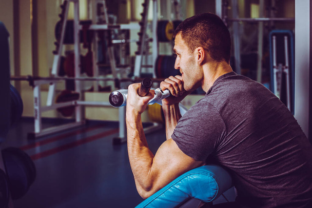 Ein Mann trainiert im Fitnessstudio, Fitness, Sport, Gesundheit - Foto, Bild
