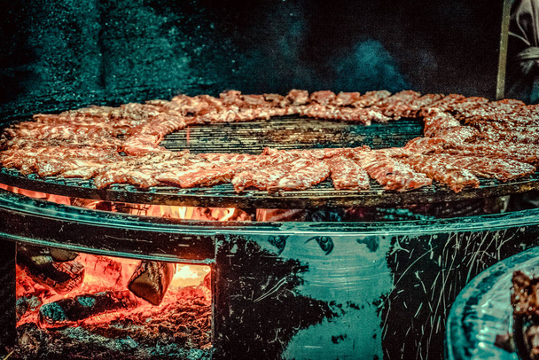 Grillattu kylkiluut valtava grilli
 - Valokuva, kuva
