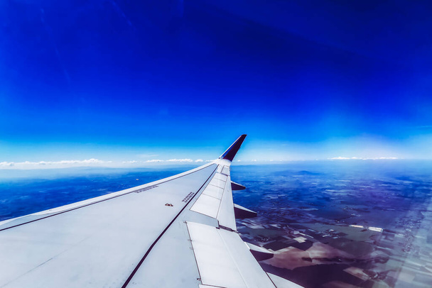 Blick aus dem Flugzeugfenster, Flügel - Foto, Bild
