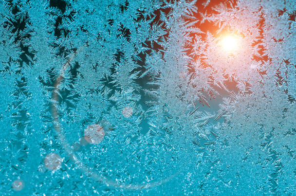 Eismuster auf Glas an Heiligabend. Winterlicher Hintergrund - Foto, Bild